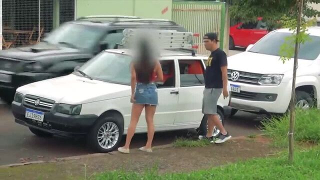 MAIKI021 - TESTANDO MULHER INTERESSEIRA DE AMAROK VS UNO COM ESCADA