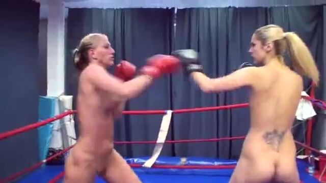 Голый спорт - Бокс Jana N vs Anastasia. Нудисты. Голые женщины. Без одежды. Много голых. Топлес. Девушки дерутся. Топлес. Секс