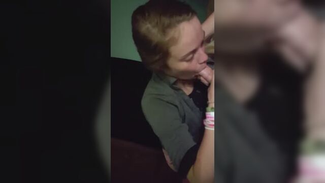На вписке после клуба девчуля учится делать минет.