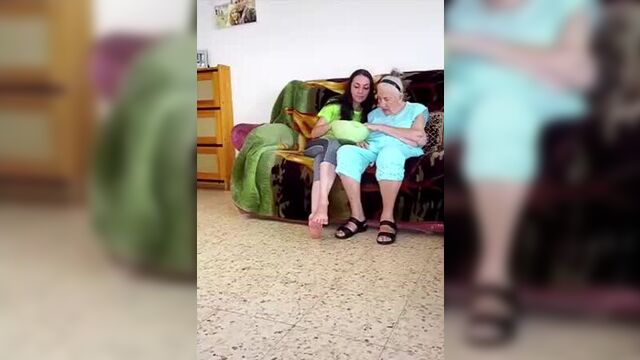 Бабушка видимо не первый раз)