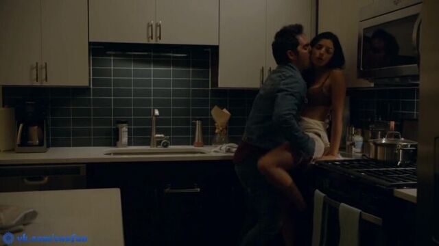 Aislinn Derbez - Easy (s01e04) (2016) (эротическая постельная сцена из фильма знаменитость трахается голая sex scene)