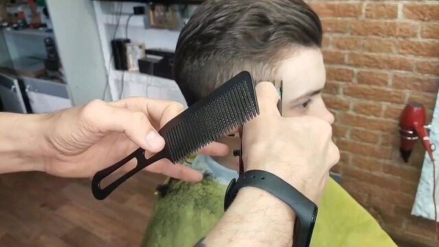 Как подстригать SIDE PART_ __ Как стричь ПРОБОР И НАБОК __ Как подстричь если хочется с пробором_-(1080p).mp4