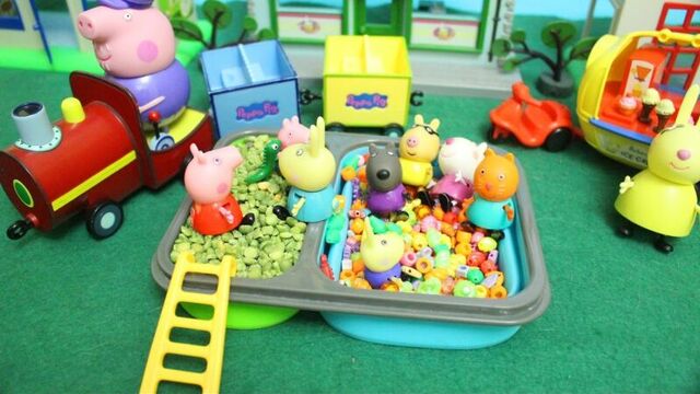 Peppa Pig свинка Пеппа и ее семья Мультфильм для детей. Пеппа новая серия. Бассейн из игрушек