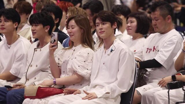 Yoon Seobin listening to Peak 23/03/25 #SoleUStage
