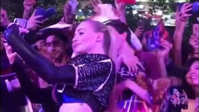 Sophie Turner and Jessica Chastain celebrate Dark Phoenix with fans in Mexico!