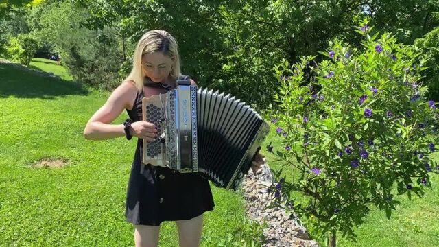 Claudia Hinker - EIN HERZ FÜR DIE MUSIK