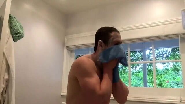 Jonathan Tucker twitter`s