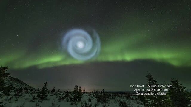 Мистические спирали в небе над Аляской