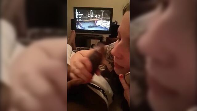 Шкура сосет на камеру и говорит по телефону с мужем, спор. русское домашнее порно глотает сперму слив телеграм, русские сливы