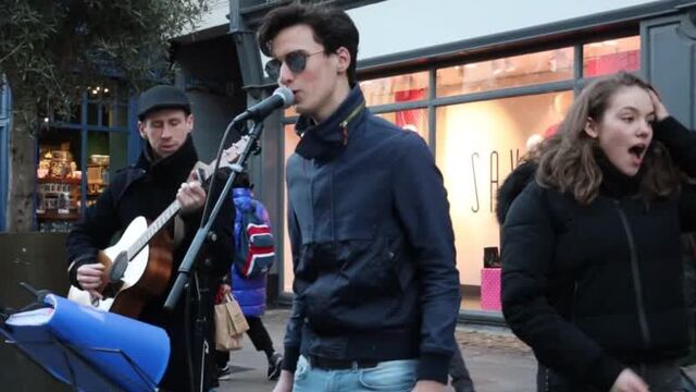 AMAZING MOMENT guy JOINS singing Perfect by Ed Sheeran in Italian Allie Sherlock