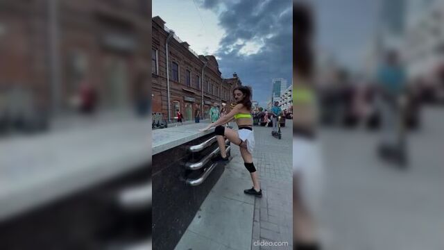 Блогерша Яна Кэт танцует тверк на Вайнера