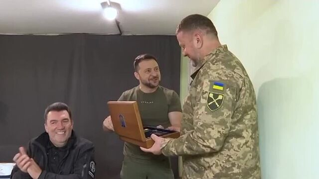 Валерия Залужного в бункере наградили именным оружием в виде инкрустированного пистолета CZ-75. Вручал Зеленский и секретарь СНБ