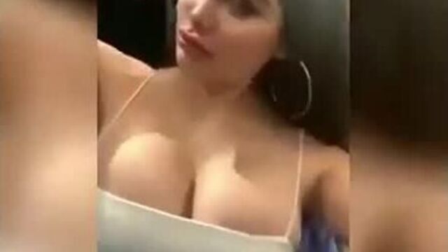 فضيحة انجي خوري ساخن حلمت صدرها باين في لايف(360P)_1.mp4
