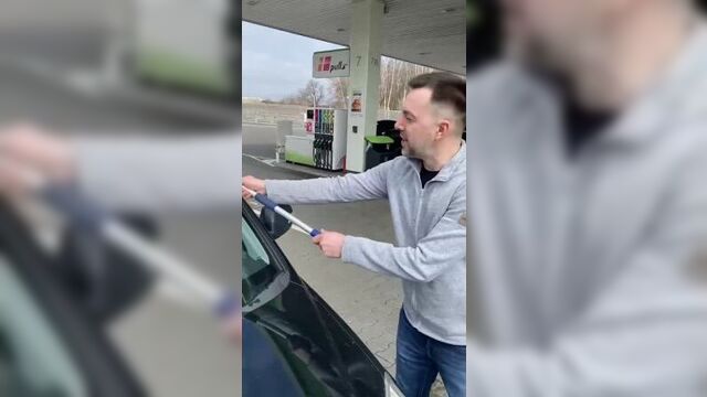 Арестович устроился на заправку