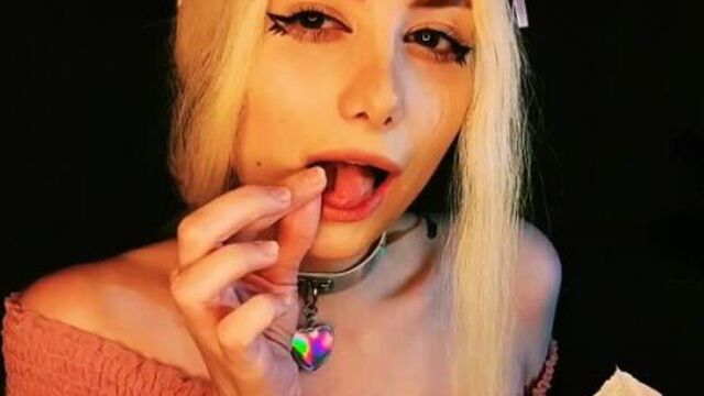 [TRISHA FISHER ASMR] Кошка встречает тебя с работы