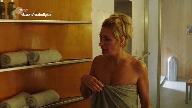 Angelika Niedetzky Nude - Bier Royal EP1 (DE 2019) 720p WEB Watch Online / Ангелика Нидецки - Пиво Royal