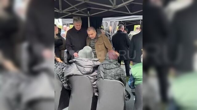 Песков на похоронах Юдашкина поцеловал руку Пугачёвой "Я очень рад вас видеть", — сообщил он примадонне в ответ на её вопрос: "