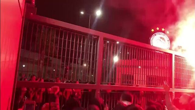 Болельщики Олимпиакоса возле Рентиса после победы над АЕКом | 12.03.2023