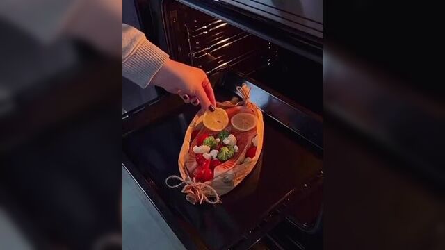 Стейк из лосося с овощами