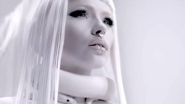 KERLI - SAVAGES (official music video)