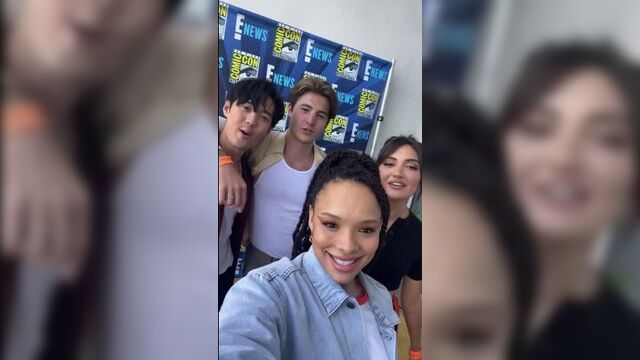 Видео-обращение актёров «Академия вампиров» | Comic-Con
