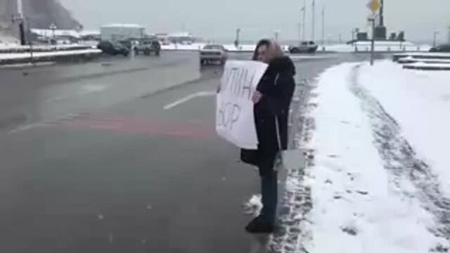 В центре Петропавловска-Камчатского женщина c плакатом Путин вор https___kam24.r
