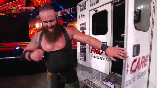 (WWE Mania) Браун Строуман против Романа Рейнса (Матч со скорой помощью)