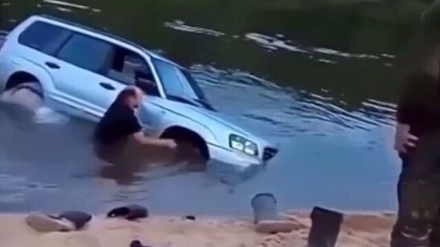 Субару в реке ce,fhe d htrt