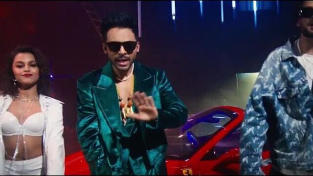 Индийский клипы и фильмы стали совсем бесстыжими! Яркий пример "Chunari Mein Daag" где даже лобок показывают