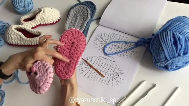 Тапочки из трикотажной пряжи. Crochet slippers pattern. Обзор_ подошва, верх тапочек. (720p)