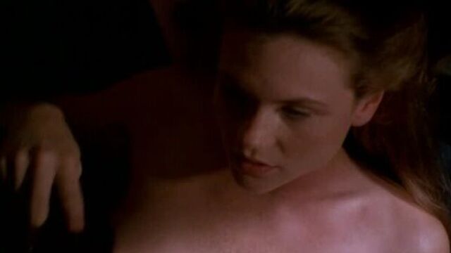 Сиськи Эми Локейн (Amy Locane) в фильме "Попутчики" (Going All the Way, 1997, Марк Пеллингтон)