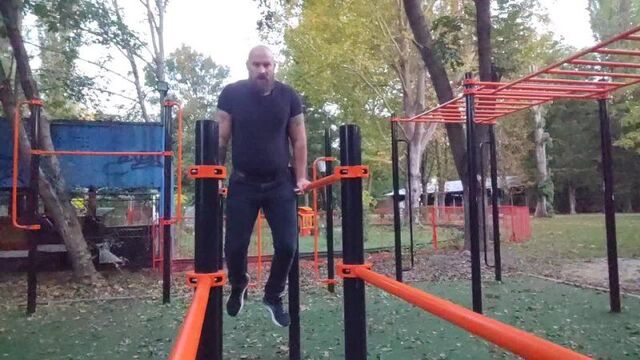 Как жирдяи качают пресс? Очень лениво.