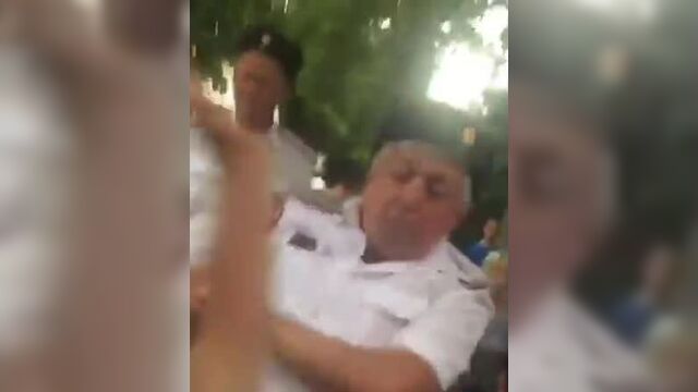 День города. Геленджик. Турист попросил кубанских казаков сфотографироваться с ним. Казаки