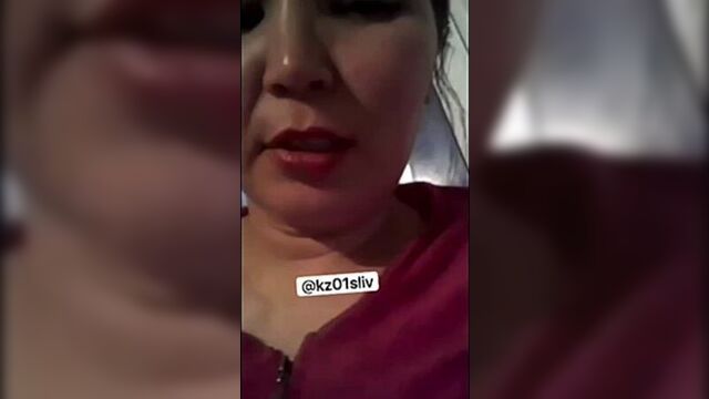 Казашка в перископе показывает тело