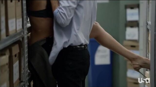 Meghan Markle - Suits (2012) (эротическая постельная сцена из фильма знаменитость трахается голая занимается сексом)