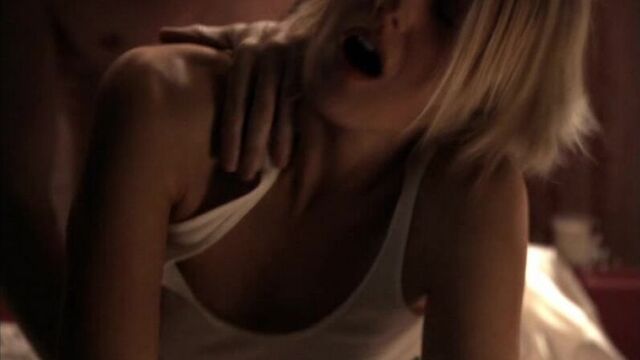 Laura Allen - Dirt (2007) (s01e01) (эротическая постельная сцена из фильма знаменитость трахается голая занимается сексом)