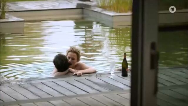 Adina Vetter - Vorstadtweiber (2015) (s01e07) (эротическая постельная сцена из фильма знаменитость трахается голая sex scene)