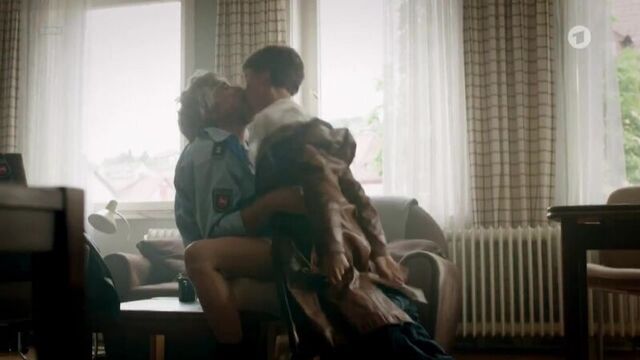 Julia Koschitz - Harter Brocken Der Bankraub (2017) (эротическая постельная сцена фильма sex scene знаменитость трахается голая)