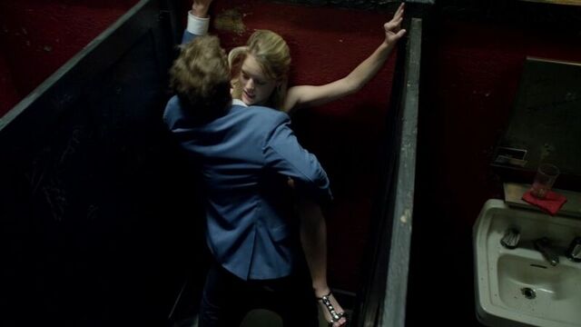 Laura Wiggins - Shameless (s01e05) (эротическая постельная сцена из фильма знаменитость трахается голая sex scene)