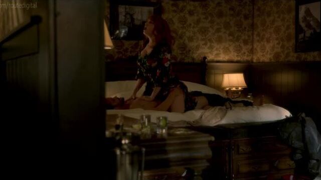 Christina Hendricks - Tin Star (2019) (s02e01) (эротическая постельная сцена из фильма знаменитость трахается голая sex scene)
