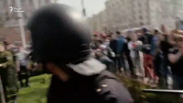 Школьники бьют казаков на митинге 5 мая. ШОК