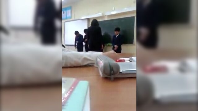 Казашка бьёт учеников