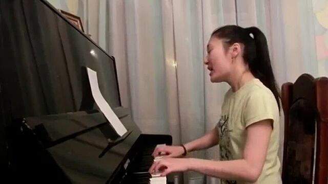 Казашка красиво поет