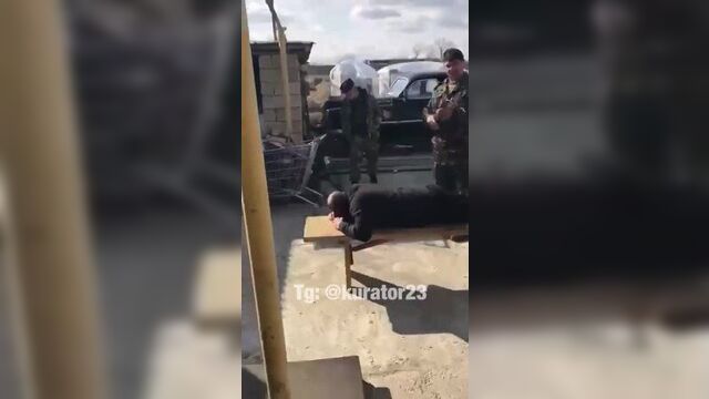 Видео из Анапы. Местные казаки наказывают провинившегося мужика ударами плетью по спине.