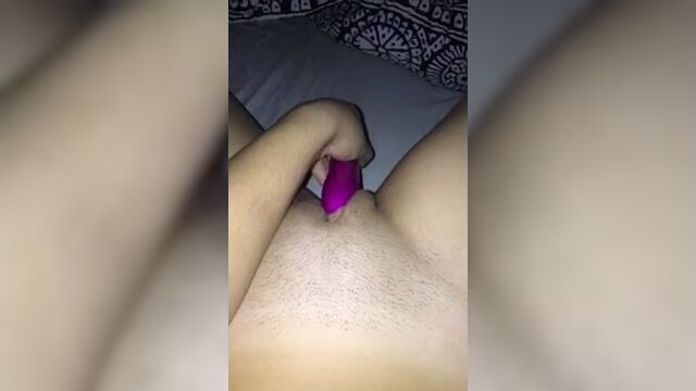 Казашка играет с вибратором