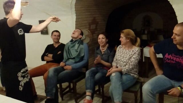Як бідняжки вино дегустують :))
