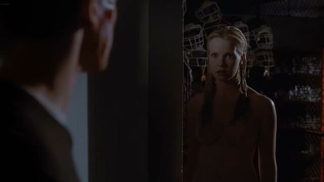 Лора Харрис (Laura Harris nude scenes in "The Faculty" 1998)
