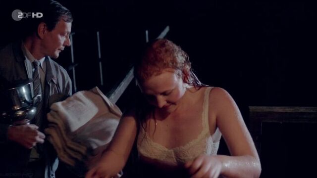 Isolda Dychauk, Anna Maria Mühe Sexy - Lotte Jäger und das tote Mädchen (2016) - slomo 2 Watch Online
