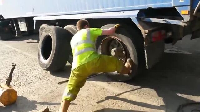Быстрая замена покрышки на грузовике ,scnhfz pfvtyf gjrhsirb yf uhepjdbrt ,scnhfz pfvtyf gjrhsirb yf uhepjdbrt ,scnhfz pfvtyf gj