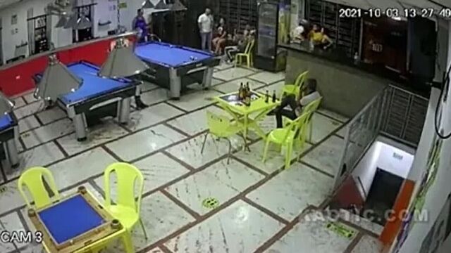 Robber gets f**ked by entire bar